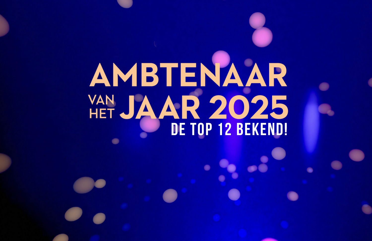 De finalisten van de Publiek Denken Top 100 Ambtenaar van het Jaar 2025 zijn bekend. Met de verkiezing van de Publiek Denken Top 100 Ambtenaar van het Jaar vestigt Publiek Denken de aandacht op een beroepsgroep die achter de schermen opereert. We richten de schijnwerper op ambtenaren die een excellente prestatie hebben geleverd. Wie zijn de succesvolle sleutelfiguren bij de overheid? En wat maakt hen tot een voorbeeld voor anderen Voor de volledige Top 100 worden alle categorieën bij elkaar genomen, waardoor er een lijst van nummer 1 t/m 100 ontstaat. De nummer 1 van deze lijst is de publiekswinnaar, omdat degene de meeste stemmen heeft. Op deze manier hebben we meerdere prijzen te vergeven: de winnaar van de Publiek Denken Top 100 Ambtenaar van het Jaar (aangewezen door onze jury) en de winnaar van de Publieksprijs.