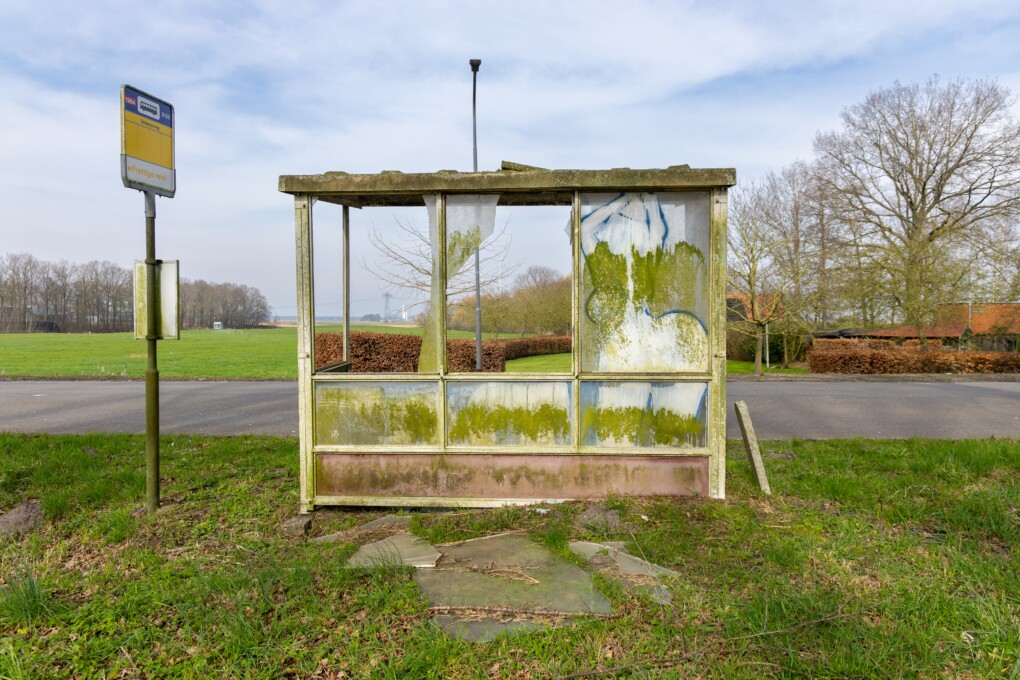 MUNTENDAM - Vervallen bushokje aan de rand van Muntendam in de gemeente Midden-Groningen